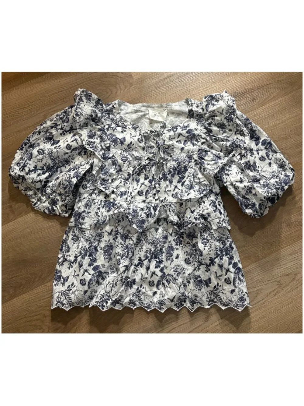 Tuckernuck Nadia Blouse size M medium floral ruffle top navy blue white Hyacinth
